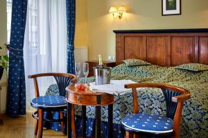 Ein Sitzbereich in der Unterkunft Salvator Hotel