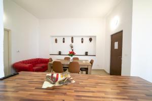 a living room with a table and a red couch at Boul Rosu Residence in Arad