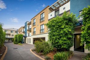 an apartment building with a walkway in a courtyard at Oceanic on Thompson Apartments in Cowes