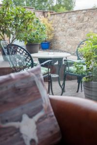 patio ze stołem, krzesłami i roślinami w obiekcie The County w mieście Newton Aycliffe