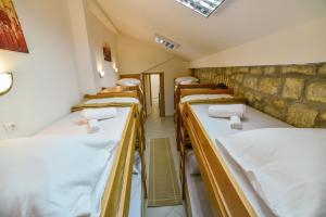Postel nebo postele na pokoji v ubytování Hostel Sinj