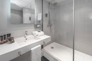 Um banheiro em Novotel Blois Centre Val De Loire
