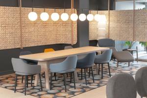 Uma área de estar em Novotel Blois Centre Val De Loire