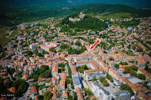 Nespecifikovaný výhled na hory nebo výhled na hory při pohledu z hostelu