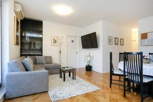 Sjónvarps- og/eða afþreyingartæki á Luxury Apartment ELA