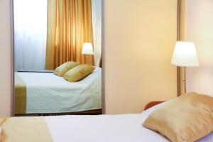 Rúm í herbergi á Luxury Apartment ELA