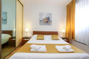 Rúm í herbergi á Luxury Apartment ELA