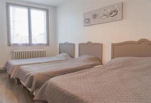 En eller flere senge i et værelse på HOTEL DU CYGNE DE LA CROIX BLANCHE