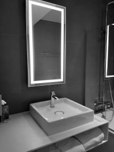 Um banheiro em Novotel Blois Centre Val De Loire