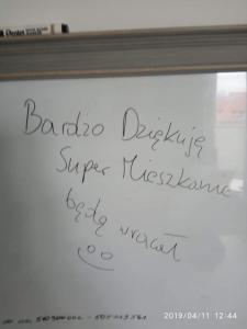 Znak z napisem "Barbara Dixonaezaezaezaezaezjriermottcodedweapon" w obiekcie Apartament Soft 14 w Białej Podlaskiej
