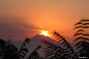 a sunset with a mountain in the background at Casa vacanze Teresa in Capo Vaticano