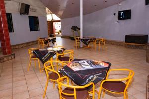 TV a/nebo společenská místnost v ubytování Hotel Millenium Kampala Zaana