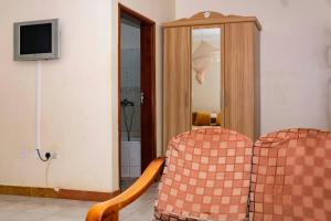TV a/nebo společenská místnost v ubytování Hotel Millenium Kampala Zaana