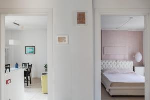 ein Schlafzimmer mit einem Bett und einem Tisch in einem Zimmer in der Unterkunft Delizioso appartamento in villino indipendente. in Selargius