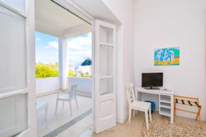pokój z biurkiem z komputerem i oknem w obiekcie Villa Panoramica - Ischia Ponte w mieście Ischia