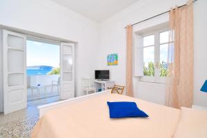 sypialnia z łóżkiem i widokiem na ocean w obiekcie Villa Panoramica - Ischia Ponte w mieście Ischia