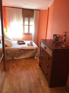 1 dormitorio con 1 cama con tocador y ventana en APARTARMENTOS A D´MARIA, en Sanxenxo
