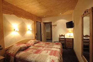 Postel nebo postele na pokoji v ubytování Logis Hotel & Spa Beau-Site