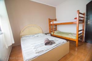 1 dormitorio con 2 literas en una habitación en Kionda Surf House en Bertioga