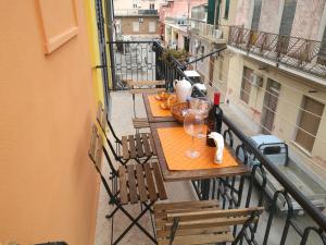 uma varanda com uma mesa e cadeiras. em Happy House Wifi Free Bici Free em Avola