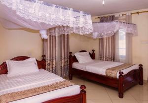 Postel nebo postele na pokoji v ubytování G-One Hotel Kampala
