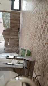La salle de bains est pourvue d'un lavabo et d'un miroir. dans l'établissement Villa Rosalba, à Polignano a Mare