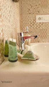 - un lavabo dans la salle de bains avec une brosse à dents et du dentifrice dans l'établissement Villa Rosalba, à Polignano a Mare