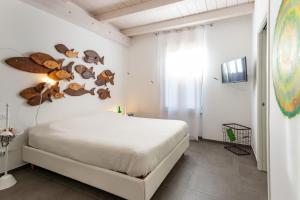 una camera da letto con un letto con orsacchiotti appesi al muro di Umémà B&B ad Albenga