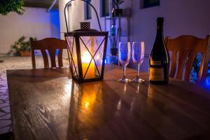 Gallery image of Blue Roses in Ixia