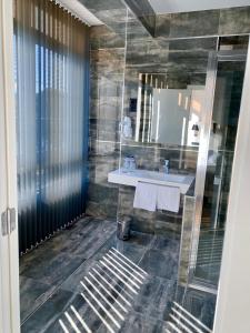 a bathroom with a sink and a mirror at Hotel La Cruz in Muxia