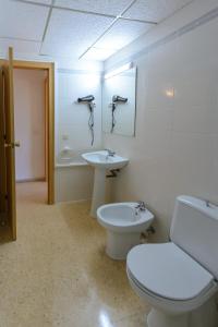 une salle de bains avec toilettes et lavabo dans l'établissement Zeus Sant Jordi, à Salou 45 autres photos