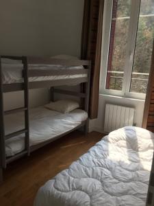 a bedroom with two bunk beds and a bed at Magnifique et lumineux appartement au cœur du Sancy in Saint-Nectaire
