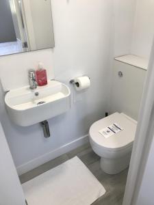 A bathroom at Sky Nights Hotel London Heathrow