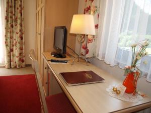 Telewizja i/lub zestaw kina domowego w obiekcie Hotel-Restaurant Burgblick
