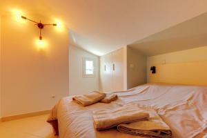 ein Schlafzimmer mit einem Bett mit Handtüchern darauf in der Unterkunft Terrazza SOLI MARE in Belgodère