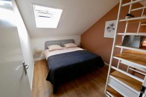 Habitación pequeña con cama y escalera en Boothuis 64 Harderwijk, en Harderwijk
