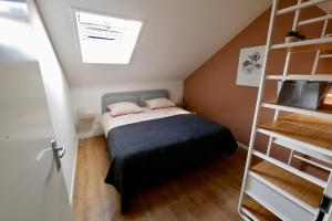 a small bedroom with a bed and a ladder at Boothuis 64 Harderwijk in Harderwijk