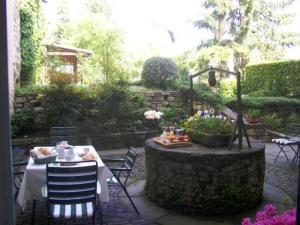 una mesa y sillas en un jardín con mesa y sillas en B&B Entro Le Mura, en Bérgamo