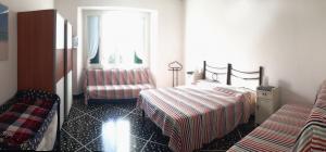 ラヴァーニャにあるB&B Maria Liaのベッドルーム1室(ベッド2台、椅子、窓付)