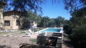 una casa con piscina nel cortile di Cabañas Corazon de Maria a Merlo
