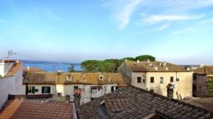 Aussicht von den Dächern einer Stadt in der Unterkunft Il Camaleonte in Bracciano