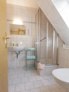 Ett badrum på Landhotel Zum Hammer