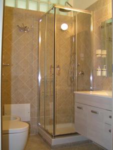 カリアリにあるAnaniaのバスルーム(シャワー、トイレ、洗面台付)