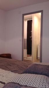 Ένα ή περισσότερα κρεβάτια σε δωμάτιο στο appartement au coeur de la cité