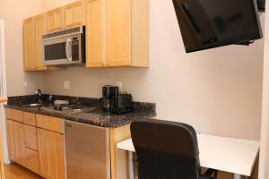 een kleine keuken met een wastafel en een magnetron bij Charming Studio in Boston Brownstone, C.Ave#5 in Boston
