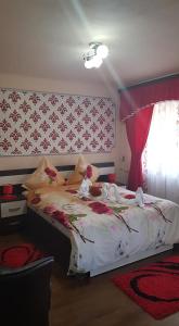 1 dormitorio con 1 cama con toallas en Garsoniera Lorelai, en Băile Felix