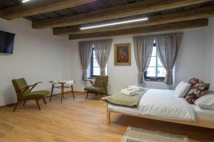 A bed or beds in a room at Barbakan