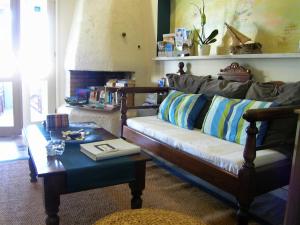 sala de estar con sofá y mesa de centro en Emerald, en Plaka