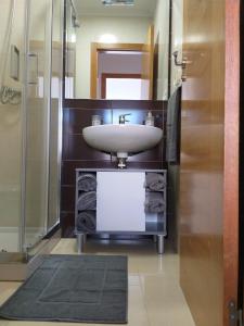 a bathroom with a sink and a mirror at Apartamento en Ribeira(centro) 1*planta in Ribeira