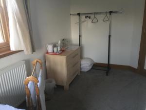 um quarto com uma cómoda com um espelho em The Old Dairy B and B em Salisbury